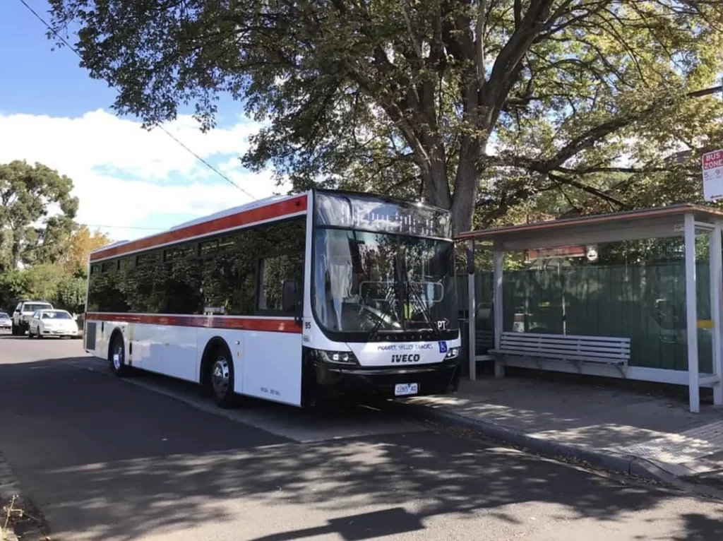 A Practical Itinerary Using Only Public Buses